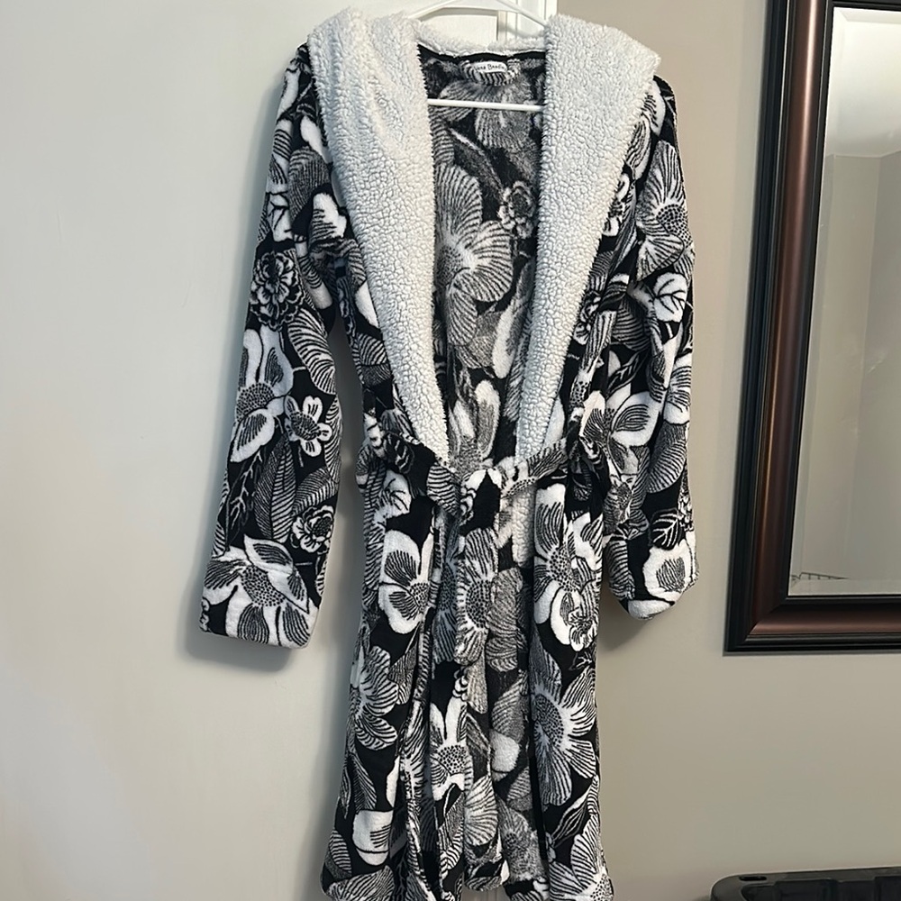Vera Bradley Black and White Robe Intimates & Sleepwear